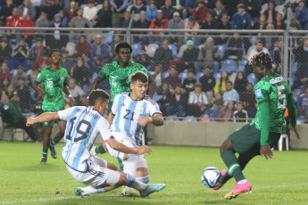 San Juan, Argentina.- En las fotos tomadas el 31 de mayo del 2023, durante el partido entre Argentina y Nigeria en el Estadio San Juan del Bicentenario por los octavos de final del Mundial Sub-20. El seleccionado argentino quedó eliminado del Mundial al perder por 2 a 0 ante Nigeria, con goles en el segundo tiempo de Ibrahim Muhammad a los 15 minutos y Rilwanu Sarki a los 45 para el conjunto africano.