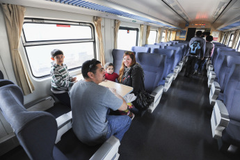 Mendoza, Argentina.- En las fotos tomadas el 4 de junio del 2023, muestra la llegada del tren con pasajeros a la estación de Palmira, en Mendoza. Tras 30 años, el tren que conecta la ciudad de Buenos Aires con Mendoza volvió a funcionar. Pese a ser un festejo la reactivación de la conexión, el servicio fue más lento que hace tres décadas.