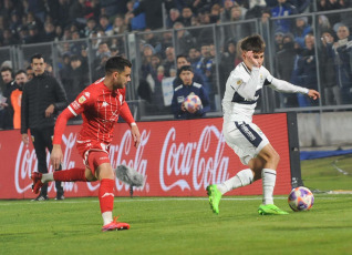 La Plata, Argentina.- En las fotos tomadas el 13 de junio del 2023, durante el partido entre Gimnasia y Huracán por la 20ma. fecha de la Liga Profesional Argentina en el Estadio Juan Carmelo Zerillo. Gimnasia venció por 1-0 a Huracán como local. El gol fue marcado por Cristian Tarragona, a los 89 minutos. En la próxima fecha, Gimnasia se medirá con Central Córdoba, mientras que Huracán tendrá como rival a Newell’s.