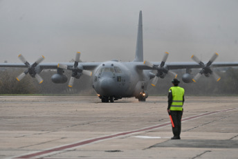 Buenos Aires, Argentina.- En las fotos tomadas el 6 de junio del 2023, el ministro de Defensa, Jorge Taiana, encabezó acto de incorporación de aeronave Hércules para la Fuerza Aérea. La aeronave, Hércules C-130H fue enviada por Estados Unidos, en el marco de un intercambio de cooperación militar que desde Washington definieron como “histórico” entre ambos países.