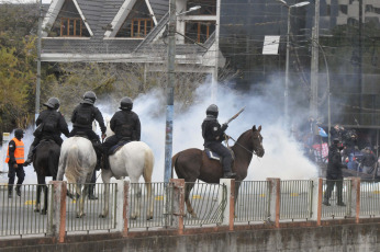 Jujuy, Argentina.- En las fotos tomadas el 20 de junio del 2023, varias decenas de personas resultaron heridas, una de ellas de gravedad, en fuertes enfrentamientos entre manifestantes y policías en Jujuy, en el noroeste de Argentina. Los altercados se dieron mientras la legislatura provincial instauraba una nueva Constitución que penaliza algunas formas de protesta.