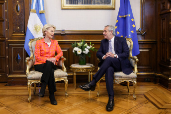 Buenos Aires, Argentina.- En las fotos tomadas el 13 de junio del 2023, el presidente Alberto Fernández (derecha) mantuvo una reunión en Casa Rosada con la titular de la Comisión Europea, Ursula von der Leyen (izquierda), durante la cual abordaron la relación comercial de la Argentina con la Unión Europea (UE), repasaron la situación del acuerdo Mercosur-UE y destacaron la importancia de la Cumbre del bloque europeo con la CELAC que tendrá lugar en Bruselas en julio.