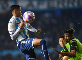 Buenos Aires, Argentina.- En las fotos tomadas el 22 de junio del 2023, durante el partido entre Racing y Barracas Central en el Cilindro de Avellaneda, por la 21era. jornada de la Liga Profesional de Fútbol. Racing y Barracas Central empataron. El gol de la “Academia” lo anotó Aníbal Moreno a los 20 minutos de la primera etapa, mientras que para el “Guapo” empató Francisco Álvarez a los 40 del segundo tiempo.