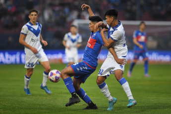 Buenos Aires, Argentina.- En las fotos tomadas el 22 de junio del 2023, durante el partido entre Tigre y Vélez por la jornada 21 de la Liga Profesional Argentina en el Estadio Monumental de Victoria. Tigre venció por 2-1 a Vélez como local. En la próxima fecha, Tigre se medirá con Defensa y Justicia, mientras que Vélez tendrá como rival a Arsenal.