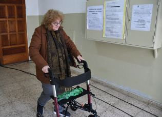 Córdoba, Argentina.- In the photos taken on June 25, 2023, people cast their votes in the local elections of Córdoba and Formosa. In the preamble to the general elections next October, two Argentine provinces went to the polls this Sunday, Formosa and Córdoba. With more than 90% of the tables scrutinized, the current mayor of Córdoba, Martín Llaryora, was at the top of the figures with 42.7% against 39.7% of the opposition. While Gildo Insfrán returned to sweep the Formosa gubernatorial elections and achieved his seventh consecutive re-election this Sunday.