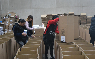 Córdoba, Argentina.- En las fotos tomadas el 20 de junio del 2023, la Justicia Electoral de Córdoba avanza en la preparación logística y diseña el operativo para el armado de urnas para las elecciones de gobernador del próximo domingo, en las que se decidirá el sucesor de Juan Schiaretti y que tiene a Martín Llaryora (Hacemos Unidos por Córdoba) y Luis Juez (Juntos por el Cambio) como favoritos. Además, se elegirán autoridades en 227 comunas y municipios, las cuales decidieron pegar sus elecciones a los comicios provinciales.