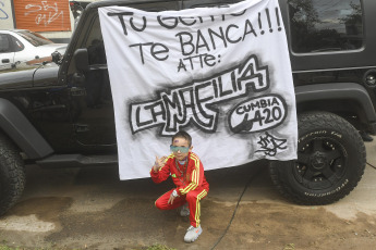 Buenos Aires, Argentina.- En las fotos tomadas el 8 de junio del 2023, familiares y simpatizantes de Elián Ángel Valenzuela, conocido como L-Gante, esperan la indagatoria del cantante en el marco de la causa en la que fue detenido acusado de amenazas y la privación ilegal de la libertad de dos personas en un hecho ocurrido en mayo pasado tras una pelea a la salida de un boliche de la localidad bonaerense de General Rodríguez, informaron fuentes judiciales.