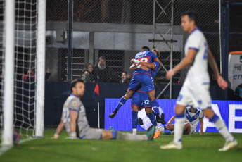 Buenos Aires, Argentina.- En las fotos tomadas el 22 de junio del 2023, durante el partido entre Tigre y Vélez por la jornada 21 de la Liga Profesional Argentina en el Estadio Monumental de Victoria. Tigre venció por 2-1 a Vélez como local. En la próxima fecha, Tigre se medirá con Defensa y Justicia, mientras que Vélez tendrá como rival a Arsenal.