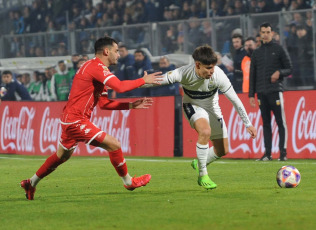 La Plata, Argentina.- In the photos taken on June 13, 2023, during the match between Gimnasia and Huracán for the 20th. date of the Argentine Professional League at the Juan Carmelo Zerillo Stadium. Gimnasia beat Huracán 1-0 at home. The goal was scored by Cristian Tarragona, at 89 minutes. On the next date, Gimnasia will face Central Córdoba, while Huracán will have Newell's as a rival.