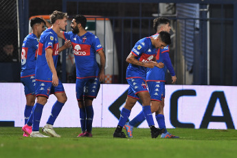 Buenos Aires, Argentina.- En las fotos tomadas el 22 de junio del 2023, durante el partido entre Tigre y Vélez por la jornada 21 de la Liga Profesional Argentina en el Estadio Monumental de Victoria. Tigre venció por 2-1 a Vélez como local. En la próxima fecha, Tigre se medirá con Defensa y Justicia, mientras que Vélez tendrá como rival a Arsenal.