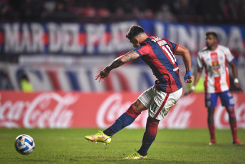 Buenos Aires, Argentina.- In the photos taken on June 27, 2023, during the match between San Lorenzo and Estudiantes de Mérida for the sixth date of Group H of the 2023 Copa Sudamericana at the Pedro Bidegain Stadium. San Lorenzo thrashed Estudiantes de Mérida 4-1, and thanks to Fortaleza victory against Palestino, they qualified for the round of 16 of the competition.