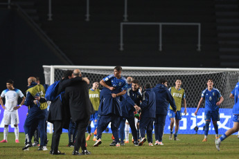 La Plata, Argentina.- En las fotos tomadas el 31 de mayo del 2023, Inglaterra se enfrenta a su par de Italia en el estadio Diego Armando Maradona de la capital bonaerense de La Plata, por los octavos de final del Mundial de la categoría Argentina 2023. Italia venció 2-1 a Inglaterra y se clasificó a los cuartos de final del Mundial Sub 20 y será nuevo rival de Colombia. Los goles fueron marcados por Tommaso Baldanzi y Cesare Casadei para la Scuadra Azzurra, y Alfie Devine para los Tres Leones.