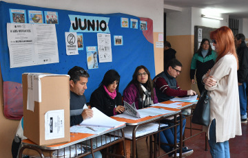 Córdoba, Argentina.- In the photos taken on June 25, 2023, people cast their votes in the local elections of Córdoba and Formosa. In the preamble to the general elections next October, two Argentine provinces went to the polls this Sunday, Formosa and Córdoba. With more than 90% of the tables scrutinized, the current mayor of Córdoba, Martín Llaryora, was at the top of the figures with 42.7% against 39.7% of the opposition. While Gildo Insfrán returned to sweep the Formosa gubernatorial elections and achieved his seventh consecutive re-election this Sunday.