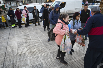 Buenos Aires, Argentina.- In the photos taken on June 14, 2023, social organizations deliver food in front of the Buenos Aires Congress, in the midst of the economic situation that the country is going through. Argentina recorded a 7.8% increase in consumer prices in May, which brings 12-month inflation to 114.2%, the official statistics institute Indec reported. So far this year, inflation is 42.2%.