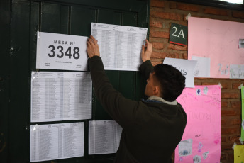 Tucumán, Argentina.- In the photos taken on June 11, 2023, Argentines cast their votes during the provincial elections in Argentina. During the national elections PASO (Open, Simultaneous and Mandatory Primaries) Peronism, for the moment, was left alone with the governorship of Tucumán (north), while the opposition right of Together for Change - made up of the Radical Civic Union ( UCR) and the Republican Proposal (PRO)- got good results in the San Luis (southeast), the Mendoza (west) primaries and in the Corrientes legislative elections.