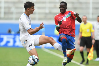 Santiago del Estero, Argentina.- En las fotos tomadas el 1 de junio del 2023, durante el partido entre Uruguay y Gambia por los octavos de final del Mundial Sub-20 en el estadio Madre de Ciudades en Santiago del Estero (norte). Uruguay venció a Gambia por 1 a 0 con el gol de Anderson Duarte (65) y avanzó a los cuartos de final del certamen ecuménico, donde afrontará un duelo frente a Estados Unidos.