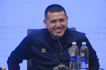 Buenos Aires, Argentina.- En las fotos tomadas el 14 de junio del 2023, Juan Román Riquelme habló en conferencia de prensa y confirmó que su partido homenaje será el domingo 25 de junio, en La Bombonera, ante una multitud de hinchas de Boca que lo despedirán. “Va a jugar en la cancha más linda del mundo, con la hinchada más linda del mundo”, dijo Román.