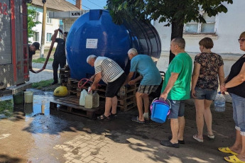 Jersón, Ucrania.- En las fotos tomadas el 27 de junio del 2023, las personas recolectan agua potable tras la destrucción de la represa de Nova Kajovka, en el sur de Ucrania. Según las autoridades ucranianas, el derrumbe de la represa el 6 de junio en la región de Jersón puso a más de 40 000 personas en peligro inmediato de inundación y dejó a cientos de miles sin acceso a agua potable.