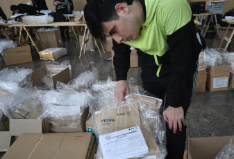 Córdoba, Argentina.- En las fotos tomadas el 20 de junio del 2023, la Justicia Electoral de Córdoba avanza en la preparación logística y diseña el operativo para el armado de urnas para las elecciones de gobernador del próximo domingo, en las que se decidirá el sucesor de Juan Schiaretti y que tiene a Martín Llaryora (Hacemos Unidos por Córdoba) y Luis Juez (Juntos por el Cambio) como favoritos. Además, se elegirán autoridades en 227 comunas y municipios, las cuales decidieron pegar sus elecciones a los comicios provinciales.