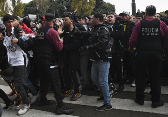 Buenos Aires, Argentina.- En las fotos tomadas el 6 de junio del 2023, muestra a hinchas del Colo Colo durante los incidentes en las inmediaciones de la Bombonera. Boca Juniors superó 1-0 a Colo Colo y se aseguró su clasificación a los octavos de final de la Copa Libertadores, sin embargo, una vez que terminó el partido, ocurrieron graves incidentes entre ambas hinchas. En relación a los heridos, se puso constatar que seis personas fueron atendidas en el Hospital.