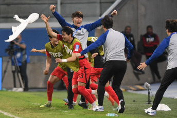 Santiago del Estero, Argentina.- En las fotos tomadas el 1 de junio del 2023, durante el partido entre Corea del Sur y Ecuador por los octavos de final de la Copa Mundial Sub-20 en el Estadio Único Madre de Ciudades, en Santiago del Estero. Corea del Sur derrotó a Ecuador por 3-2 con los goles de Lee Young-jun y Bae Jun-ho, en el primer tiempo, y de Choi Seok-hyun, a inicios del segundo tiempo. La selección surcoreana, se enfrentará a Nigeria en los cuartos de final.