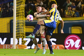 Rosario, Argentina.- En las fotos tomadas el 25 de junio del 2023, durante el partido entre Rosario Central y Colón de Santa Fe en el Estadio Gigante de Arroyito, en el marco de la fecha 21 de la Liga Profesional 2023. Rosario Central y Colón, igualaron 1-1, Eric Meza abrió el marcador para la visita y Alejo Véliz, tras un polémico penal, anotó el empate definitivo.