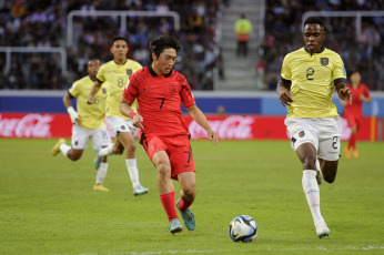 Santiago del Estero, Argentina.- En las fotos tomadas el 1 de junio del 2023, durante el partido entre Corea del Sur y Ecuador por los octavos de final de la Copa Mundial Sub-20 en el Estadio Único Madre de Ciudades, en Santiago del Estero. Corea del Sur derrotó a Ecuador por 3-2 con los goles de Lee Young-jun y Bae Jun-ho, en el primer tiempo, y de Choi Seok-hyun, a inicios del segundo tiempo. La selección surcoreana, se enfrentará a Nigeria en los cuartos de final.