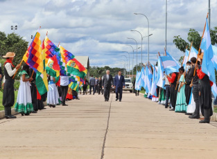 Yacuiba, Bolivia.- En las fotos tomadas el 1 de junio del 2023, el Presidente de Bolivia, Luis Arce (derecha), se reunió con su homólogo de Argentina, Alberto Fernández (izquierda), para realizar la entrega del electroducto Juana Azurduy de Padilla, el primer proyecto eléctrico entre ambos países. La planta contiene dos subestaciones: una en la localidad de Yaguacua, Bolivia, y otra en la ciudad de Tartagal, Argentina y fue impulsada a partir del Memorándum de Entendimiento para el Intercambio de Energía Eléctrica entre Argentina y Bolivia, con una potencia de 132 kilovatios y 110 kilómetros de longitud.