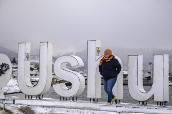 Tierra del Fuego, Argentina.- En las fotos tomadas el 13 de junio del 2023, muestra las calles tras la primera nevada del año con acumulación en el casco céntrico de las ciudades durante las últimas horas en Tierra del Fuego. Según el Servicio Meteorológico Nacional (SMN), debido a un descenso de temperatura se emitieron varias alertas por nevadas en distintas provincias de la Argentina. La región montañosa de Mendoza, Neuquén, Río Negro y Chubut experimentarán nevadas intensas con acumulaciones de nieve que podrían alcanzar entre 15 y 30 centímetros.