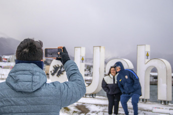 Tierra del Fuego, Argentina.- En las fotos tomadas el 13 de junio del 2023, muestra las calles tras la primera nevada del año con acumulación en el casco céntrico de las ciudades durante las últimas horas en Tierra del Fuego. Según el Servicio Meteorológico Nacional (SMN), debido a un descenso de temperatura se emitieron varias alertas por nevadas en distintas provincias de la Argentina. La región montañosa de Mendoza, Neuquén, Río Negro y Chubut experimentarán nevadas intensas con acumulaciones de nieve que podrían alcanzar entre 15 y 30 centímetros.