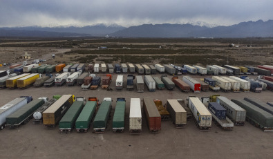 Mendoza, Argentina.- In the photos taken on June 27, 2023, it shows the trucks stranded in Mendoza due to the temporary closure of the Cristo Redentor International Pass. The Mendoza Truck Owners Association (Aprocam) reported that there are at least 2,000 trucks stranded and indicated that "the situation is serious" due to the snow and rain storm last week that destroyed stretches of road on the Chilean side, where landslides were recorded that left large rocks in the middle of the road.