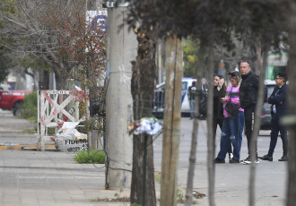 Buenos Aires, Argentina.- En las fotos tomadas el 8 de junio del 2023, familiares y simpatizantes de Elián Ángel Valenzuela, conocido como L-Gante, esperan la indagatoria del cantante en el marco de la causa en la que fue detenido acusado de amenazas y la privación ilegal de la libertad de dos personas en un hecho ocurrido en mayo pasado tras una pelea a la salida de un boliche de la localidad bonaerense de General Rodríguez, informaron fuentes judiciales.