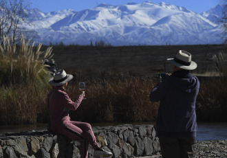 Mendoza, Argentina.- In the photos taken on June 20, 2023, it shows the tourist city of Mendoza. Between January and May 2023, there was a historic growth in foreign tourism in Argentina compared to the same period in previous years, reported the executive secretary of the National Institute for Tourism Promotion (INPROTUR), Ricardo Sosa. Likewise, he revealed that the constant arrival of foreign tourists generated more than 2,000 million dollars to Argentina.