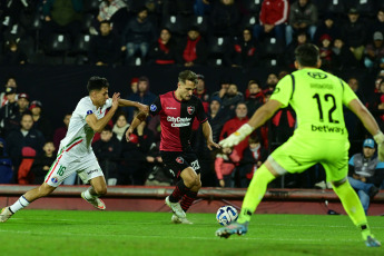 Rosario, Argentina.- In the photos taken on June 29, 2023, during the match between Newell's and Audax, on date 6 of the 2023 Copa Sudamericana at the Marcelo Bielsa stadium. The Argentine Newell's Old Boys and the Chilean Audax Italiano tied 1-1, defining the passage of Rosario to the round of 16 and the Italians to a playoff.