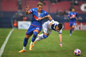 Buenos Aires, Argentina.- En las fotos tomadas el 22 de junio del 2023, durante el partido entre Tigre y Vélez por la jornada 21 de la Liga Profesional Argentina en el Estadio Monumental de Victoria. Tigre venció por 2-1 a Vélez como local. En la próxima fecha, Tigre se medirá con Defensa y Justicia, mientras que Vélez tendrá como rival a Arsenal.