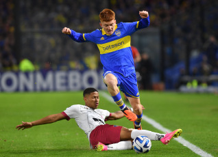 Buenos Aires, Argentina.- En las fotos tomadas el 29 de junio del 2023, durante el partido entre Boca Juniors y Monagas en un partido correspondiente a la fecha 6 del Grupo F de la Copa Libertadores en el estadio la Bombonera. Boca Juniors derrotó 4-0 a Monagas y se quedó con el primer puesto del Grupo F de la Copa Libertadores a la espera de conocer a su rival para los octavos de final del certamen continental. Marcelo Weigandt, Valentín Barco y Luis Vázquez, en dos oportunidades, marcaron los tantos del equipo que conduce Jorge Almirón.