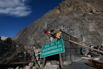 Jujuy, Argentina.- En las fotos tomadas el 22 de junio del 2023, en Purmamarca, comunidades originarias continúan el corte en la ruta 9 como parte de las protestas contra la reforma parcial a la Constitución local, la represión policial y la actitud autoritaria del gobernador Gerardo Morales. Las protestas han dejado un saldo de más de 170 heridos, algunos de gravedad, y alrededor de 70 detenidos. Durante las últimas jornadas las manifestantes comenzaron a exigir la renuncia de Morales.