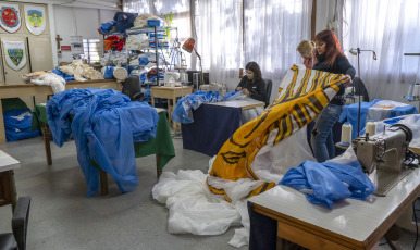 Buenos Aires, Argentina.- En las fotos tomadas el 20 de junio del 2023, en el marco de un nuevo aniversario del Día de la Bandera, se desplegó una bandera oficial de 23,5 metros de ancho por 13,3 metros de alto, equivalente a lo que sería un edificio de ocho pisos, precisó el gobierno porteño a través de un comunicado. El paño fue realizado por las distintas áreas que integran el Taller de Banderas de la Dirección General de Competencias y Talleres bajo la órbita de la Secretaría de Atención Ciudadana y Gestión Comunal de la Ciudad.