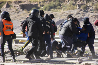 Jujuy, Argentina.- En las fotos tomadas el 18 de junio del 2023, durante las protestas y cortes de ruta en Jujuy, Argentina, contra la reforma de la Constitución. Las protestas en el distrito del norte argentino, fueron encabezadas por comunidades originarias, gremios y partidos políticos que rechazaron tanto el contenido como el tratamiento brindado por los convencionales constituyentes jujeños.