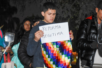 Jujuy, Argentina.- En las fotos tomadas el 25 de junio del 2023, docentes autoconvocados de Jujuy se manifestaron en contra de la decisión de levantar el paro, en reclamo de salarios dignos, contra la reforma constitucional, y exigieron la realización de una nueva asamblea que garantice una participación más amplia. La semana pasada, tras la violenta represión policial en la provincia durante una protesta contra la reforma constitucional, que causó más de 170 heridos y 68 detenidos, las autoridades del Gobierno buscaron avanzaron con "una mejora salarial" a fin de que los docentes retornen a las clases.