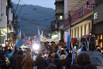 Jujuy, Argentina.- En las fotos tomadas el 21 de junio del 2023, durante la marcha de antorchas en Jujuy por la liberación de los detenidos. Tras los incidentes que se produjeron en las inmediaciones de la Legislatura de Jujuy, manifestantes exigen la liberación de las casi 70 personas que fueron detenidas durante los enfrentamientos con las fuerzas de seguridad.