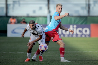 Sarandí, Argentina.- En las fotos tomadas el 25 de junio del 2023, durante el partido entre Platense y Arsenal por la jornada 21 de la Liga Profesional Argentina en el Estadio Julio Humberto Grondona. Platense venció por 2-0 a Arsenal como visitante. Para Platense los goles fueron marcados por Sasha Marcich (a los 46 minutos) y Franco Baldassarra (a los 87 minutos). En la próxima fecha, Platense se medirá con Lanús, mientras que Arsenal tendrá como rival a Vélez.