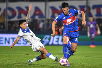 Buenos Aires, Argentina.- En las fotos tomadas el 22 de junio del 2023, durante el partido entre Tigre y Vélez por la jornada 21 de la Liga Profesional Argentina en el Estadio Monumental de Victoria. Tigre venció por 2-1 a Vélez como local. En la próxima fecha, Tigre se medirá con Defensa y Justicia, mientras que Vélez tendrá como rival a Arsenal.