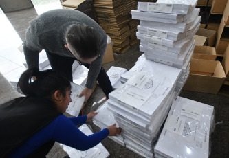 Córdoba, Argentina.- En las fotos tomadas el 20 de junio del 2023, la Justicia Electoral de Córdoba avanza en la preparación logística y diseña el operativo para el armado de urnas para las elecciones de gobernador del próximo domingo, en las que se decidirá el sucesor de Juan Schiaretti y que tiene a Martín Llaryora (Hacemos Unidos por Córdoba) y Luis Juez (Juntos por el Cambio) como favoritos. Además, se elegirán autoridades en 227 comunas y municipios, las cuales decidieron pegar sus elecciones a los comicios provinciales.