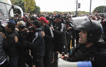 Buenos Aires, Argentina.- En las fotos tomadas el 6 de junio del 2023, muestra a hinchas del Colo Colo durante los incidentes en las inmediaciones de la Bombonera. Boca Juniors superó 1-0 a Colo Colo y se aseguró su clasificación a los octavos de final de la Copa Libertadores, sin embargo, una vez que terminó el partido, ocurrieron graves incidentes entre ambas hinchas. En relación a los heridos, se puso constatar que seis personas fueron atendidas en el Hospital.