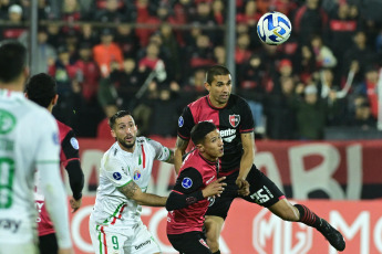 Rosario, Argentina.- In the photos taken on June 29, 2023, during the match between Newell's and Audax, on date 6 of the 2023 Copa Sudamericana at the Marcelo Bielsa stadium. The Argentine Newell's Old Boys and the Chilean Audax Italiano tied 1-1, defining the passage of Rosario to the round of 16 and the Italians to a playoff.