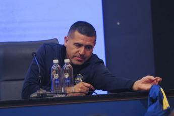 Buenos Aires, Argentina.- En las fotos tomadas el 14 de junio del 2023, Juan Román Riquelme habló en conferencia de prensa y confirmó que su partido homenaje será el domingo 25 de junio, en La Bombonera, ante una multitud de hinchas de Boca que lo despedirán. “Va a jugar en la cancha más linda del mundo, con la hinchada más linda del mundo”, dijo Román.