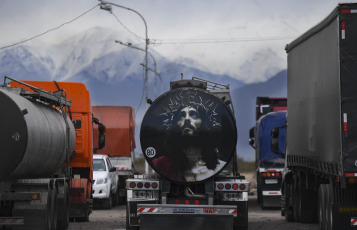 Mendoza, Argentina.- In the photos taken on June 27, 2023, it shows the trucks stranded in Mendoza due to the temporary closure of the Cristo Redentor International Pass. The Mendoza Truck Owners Association (Aprocam) reported that there are at least 2,000 trucks stranded and indicated that "the situation is serious" due to the snow and rain storm last week that destroyed stretches of road on the Chilean side, where landslides were recorded that left large rocks in the middle of the road.