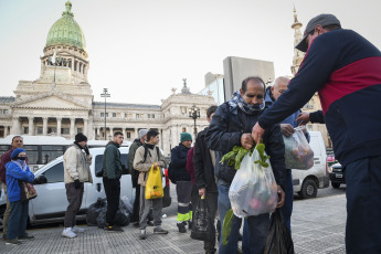 Buenos Aires, Argentina.- In the photos taken on June 14, 2023, social organizations deliver food in front of the Buenos Aires Congress, in the midst of the economic situation that the country is going through. Argentina recorded a 7.8% increase in consumer prices in May, which brings 12-month inflation to 114.2%, the official statistics institute Indec reported. So far this year, inflation is 42.2%.