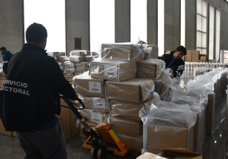 Córdoba, Argentina.- En las fotos tomadas el 20 de junio del 2023, la Justicia Electoral de Córdoba avanza en la preparación logística y diseña el operativo para el armado de urnas para las elecciones de gobernador del próximo domingo, en las que se decidirá el sucesor de Juan Schiaretti y que tiene a Martín Llaryora (Hacemos Unidos por Córdoba) y Luis Juez (Juntos por el Cambio) como favoritos. Además, se elegirán autoridades en 227 comunas y municipios, las cuales decidieron pegar sus elecciones a los comicios provinciales.